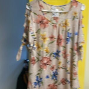 Multicolor top with beautiful half sleeve cut out pattern